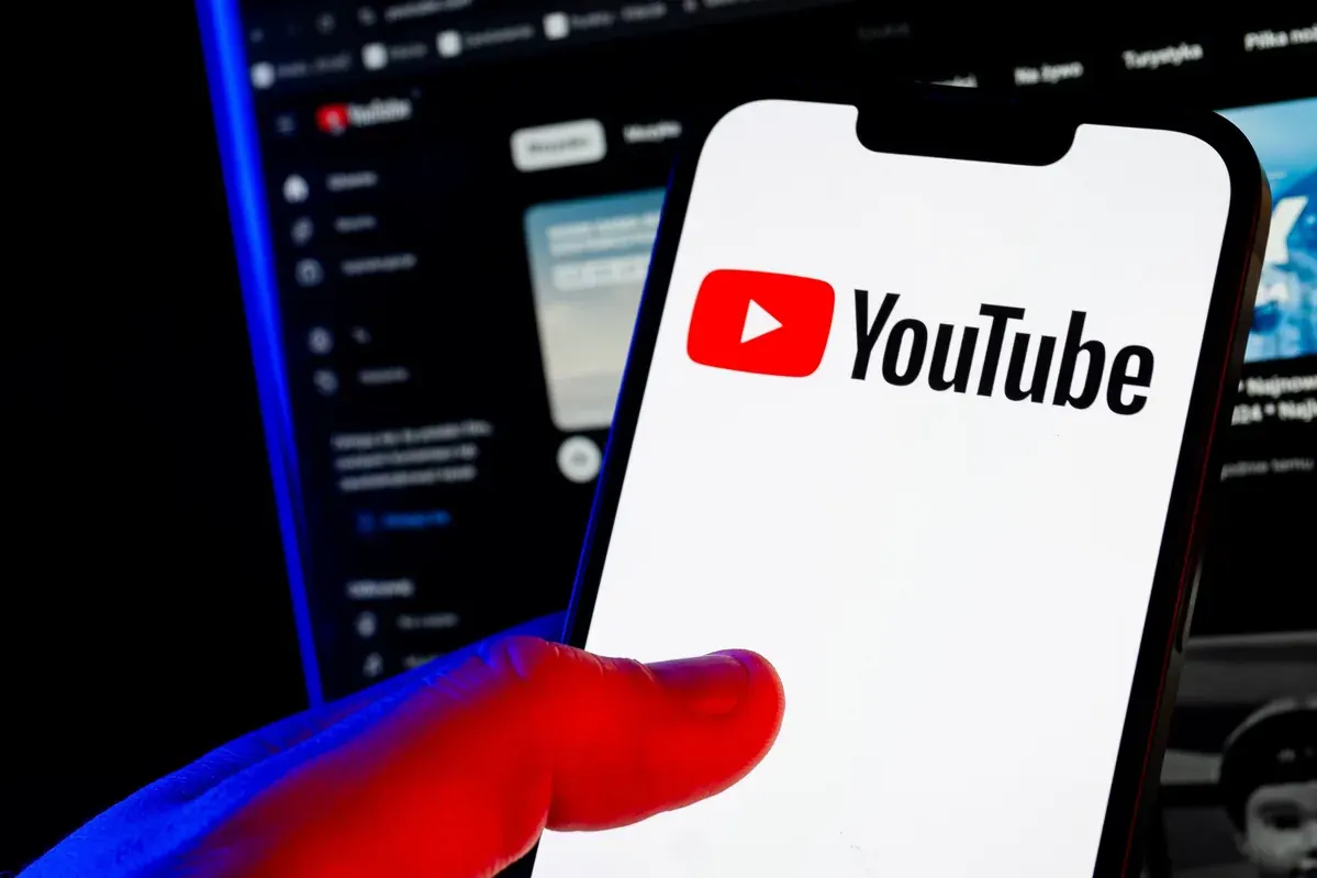 YouTube, AI ile Sahte Film Fragmanı Üreten Kanallara Savaş Açtı: Dev Kanallar Kapatıldı - AI konulu yazı görseli